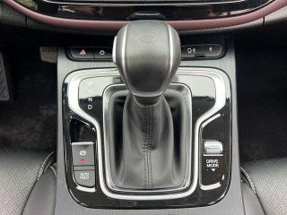 Селектор АКПП и блок кнопок рядом с рычагом переключения передач в GAC Trumpchi M6 — фото демонстрирует комплектацию с автоматической коробкой и элементы управления режимами.