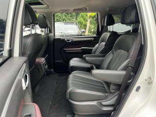 Вид среднего ряда сидений GAC Trumpchi M6 — складывающиеся и комфортные кресла, подлокотники и проход к третьему ряду, снимок демонстрирует внутреннее пространство для пассажиров.