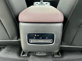 Панель заднего подлокотника с воздуховодами и разъёмами в GAC Trumpchi M6 — вид на элементы управления климата для задних пассажиров и состояние отделки салона.