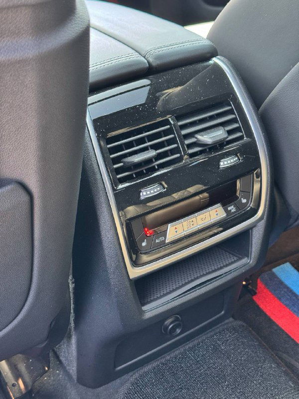 Воздушные дефлекторы и элементы управления климатом для задних пассажиров BMW X6, вид на центральный тоннель с вентиляционными решётками.