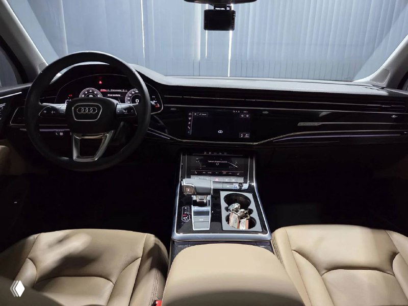 Интерьер Audi Q7: передняя панель, центральная консоль и передние сиденья — кожа бежевого тона, мультимедиа дисплей и отделка.