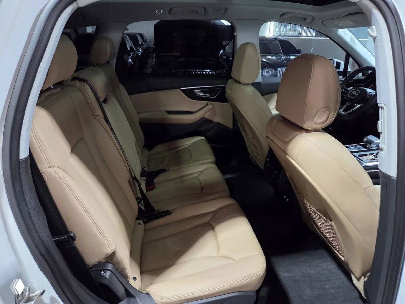 Задние сиденья Audi Q7, бежевый кожаный салон, пространство для пассажиров и общий вид второго ряда сидений.
