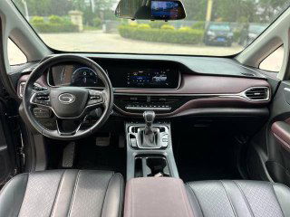 Интерьер GAC Trumpchi M6: передняя панель, руль и центральная консоль с экраном мультимедиа и селектором передач на среднем плане.