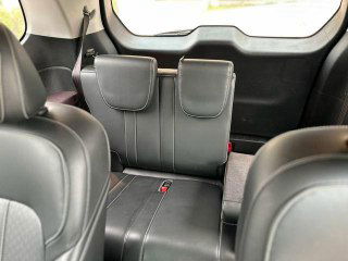 Третий ряд сидений и багажное пространство GAC Trumpchi M6: складные сиденья и обзор задней части салона для оценки места и трансформации.