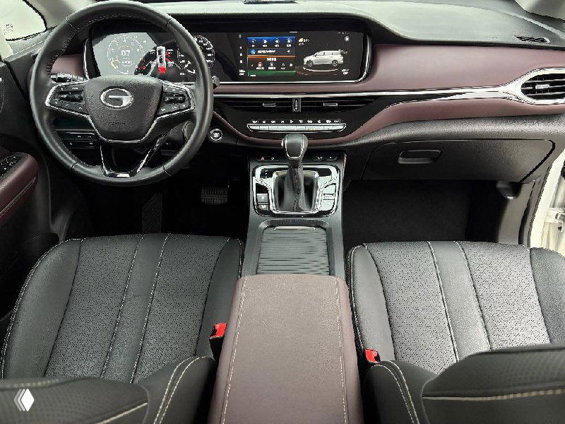 Интерьер белого GAC Trumpchi M6: передняя панель и руль, кожаные сиденья и центральная консоль в контексте оформления салона другого экземпляра.