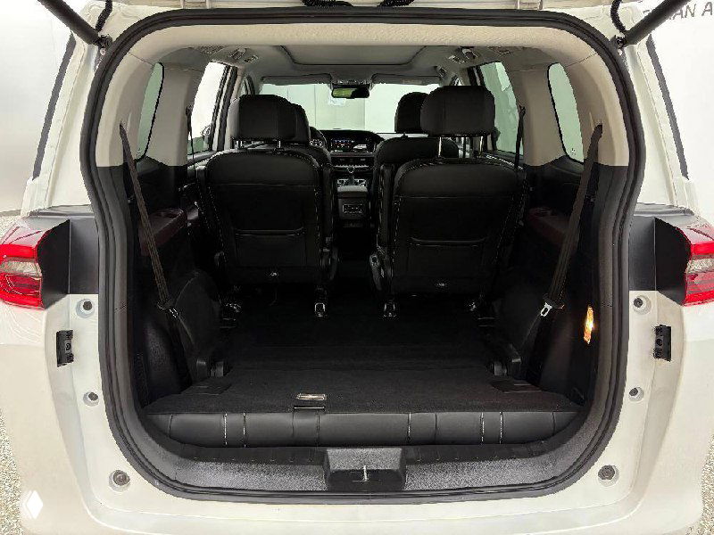 Открытый багажник белого GAC Trumpchi M6 с разложенными сиденьями и обзором грузового пространства для оценки вместимости автомобиля.