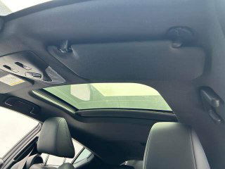 Панорамный люк в крыше Toyota C-HR 2021, вид из салона вверх; стеклянная секция и солнцезащитная шторка на фоне потолка, чистое состояние.