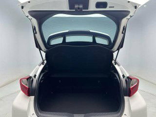 Багажное отделение Toyota C-HR 2021 с открытой дверью багажника: пустой ровный отсек, отделение для вещей и вид задней части автомобиля, без повреждений.