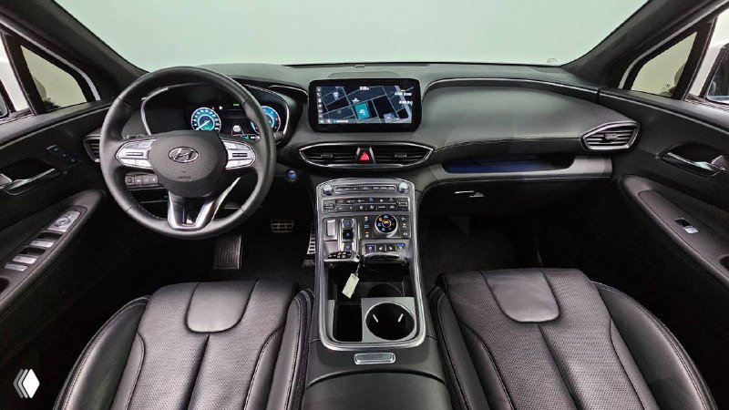 Фотография салона Hyundai Santa Fe Calligraphy 2020 — обзор приборной панели, рулевого колеса, мультимедиа и передних кресел в чёрной отделке.