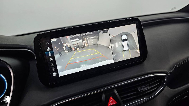 Крупный план мультимедийного экрана в Hyundai Santa Fe 2020 с показом камеры заднего вида и разметки парковки на экране в салоне.