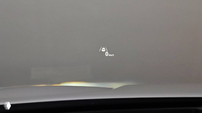 Фотография проекции HUD на лобовое стекло Hyundai Santa Fe 2020, видно индикацию скорости и дорожные подсказки в салоне автомобиля.