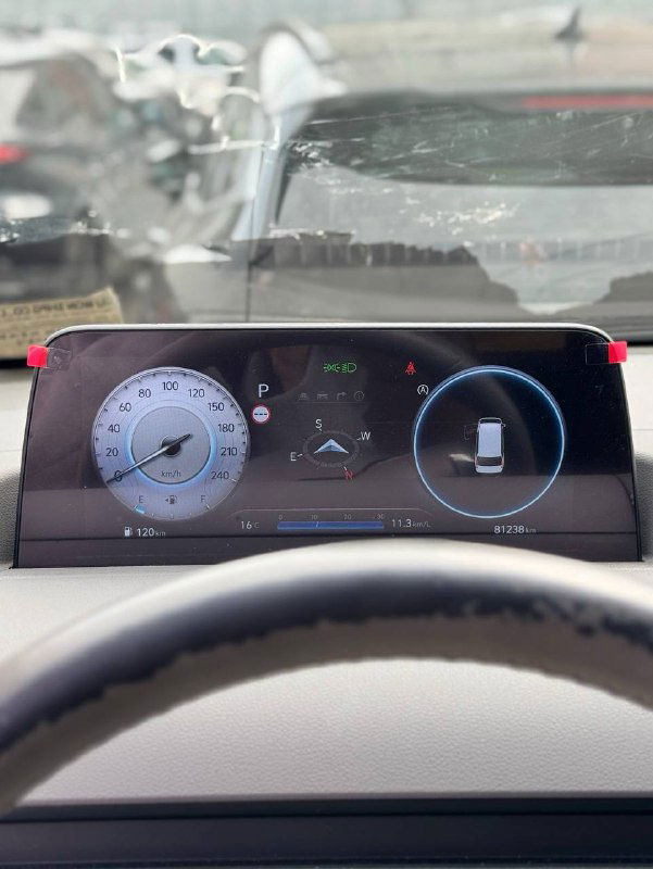 Цифровая приборная панель Hyundai Staria с крупным экраном, спидометром и индикаторами, вид с водительского места.