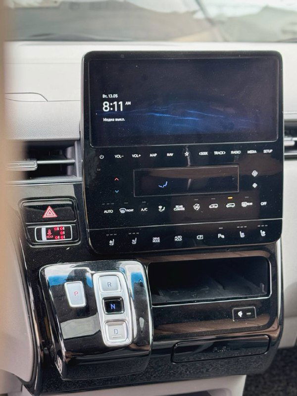 Центральная консоль Hyundai Staria: большой сенсорный экран мультимедиа, элементы управления климатом и селектор управления трансмиссией.