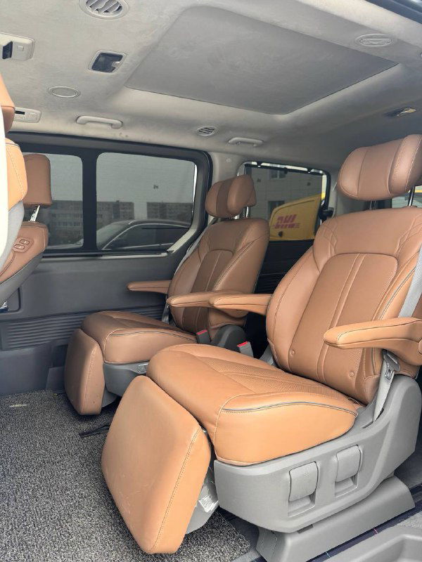 Задний ряд кресел Hyundai Staria: раскладывающиеся сиденья в кожаной отделке, просторный салон и индивидуальные подлокотники.