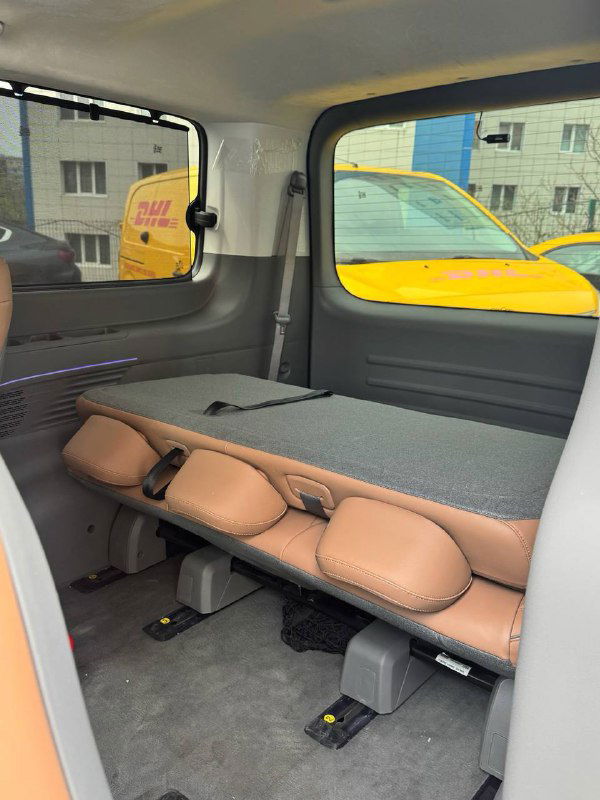 Складная задняя скамья и грузовая зона Hyundai Staria: откинутые подголовники и ровная площадка багажника для перевозки багажа.