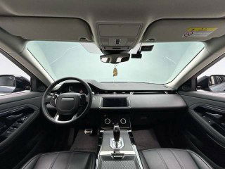 Салон Range Rover Evoque 2021: панель приборов, рулевое колесо и мультимедийный экран, крупный план интерьера и эргономики сидений.