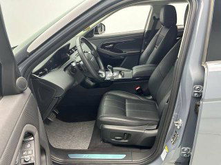 Вид на переднее сиденье и дверной проём Range Rover Evoque 2021, чёрная кожа, элементы управления на двери и кресле, состояние салона.