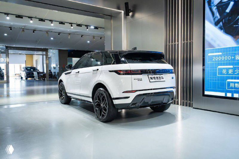 Range Rover Evoque 2021 белого цвета в шоуруме сзади под углом, вид на контуры кузова, задние фары и окружение дилерского зала в Китае.
