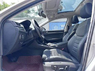 Передние сиденья Skoda Superb 2021: кожаная обивка, регулировки сидений, рулевая колонка и часть приборной панели, комфортный салон водителя.