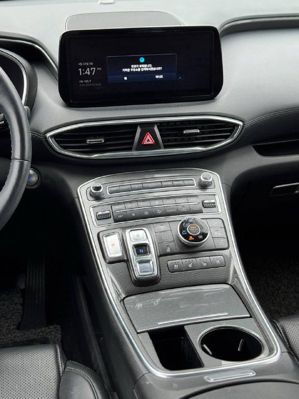 Приборная панель и центральный дисплей мультимедиа над вентиляционными решётками, элементы управления климат-контролем и интерфейс.