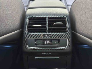 Блок заднего климата Audi A4L с вентиляционными решётками и цифровым индикатором температуры, демонстрируется дополнительный комфорт для пассажиров в тыльной части салона.