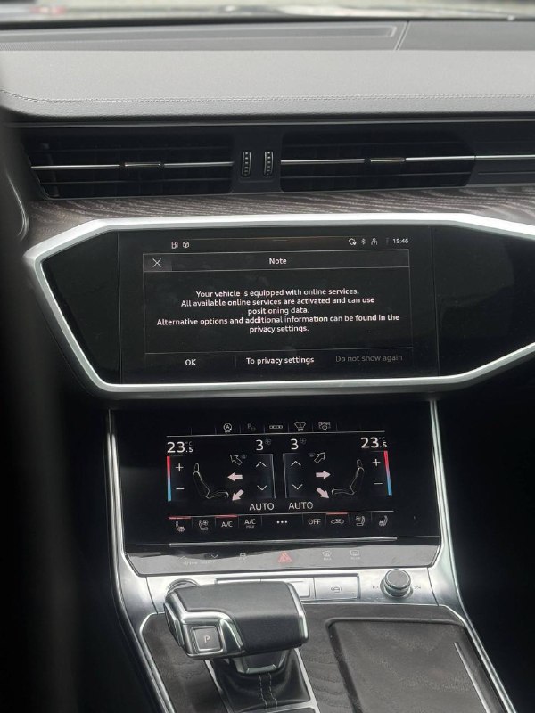 Центральная консоль Audi A6: мультимедийный экран и сенсорная панель управления климатом и мультимедиа, вид крупным планом на рабочую зону.