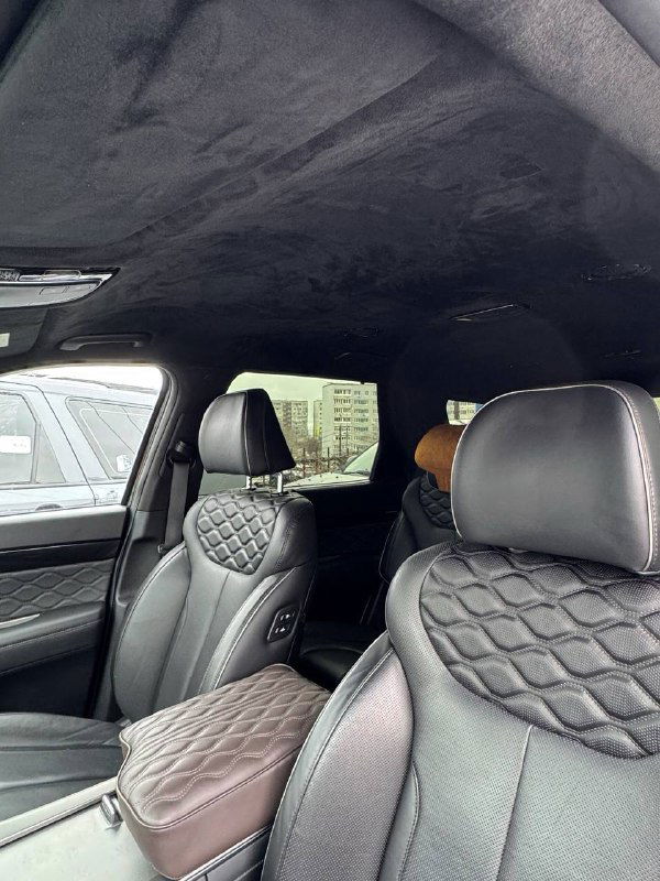 Потолок и верхняя часть передних сидений Hyundai Palisade — вид на потолочную обшивку и контуры сидений с ромбовой прострочкой.