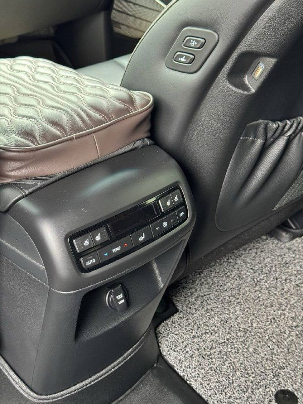 Задняя консоль Hyundai Palisade с вентиляционными отверстиями и органами управления климата, вид на панель для пассажиров второго ряда.