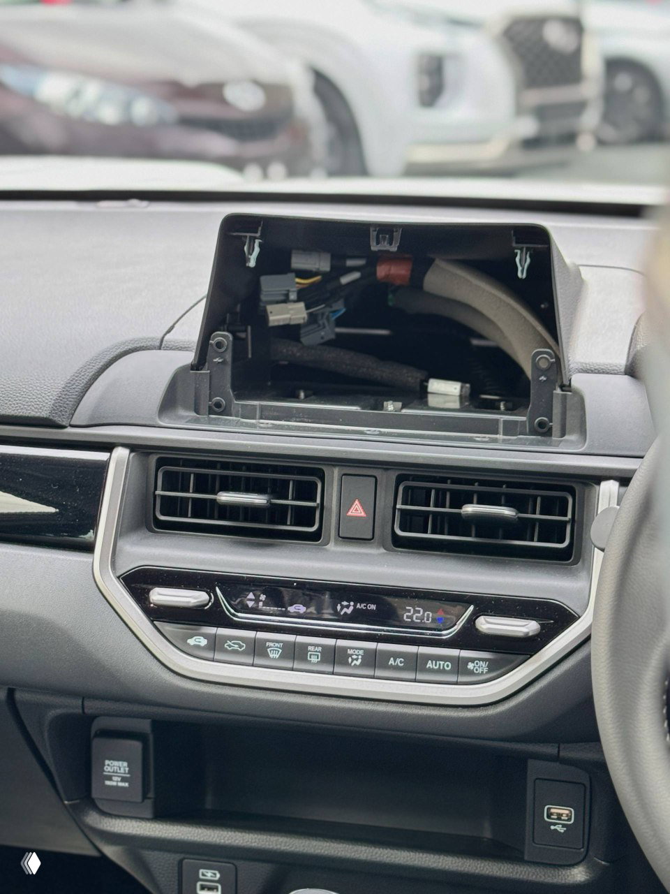 Центральная консоль Honda WR‑V: место под мультимедийный экран без установленного дисплея, вид на блок климат‑контроля и воздуховоды.