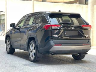 Задняя часть Toyota RAV4 2020 — фото багажника, задних фонарей и бампера, подчёркивает состояние лакокрасочного покрытия с близкого ракурса.