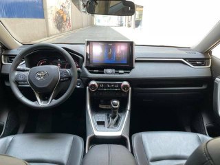 Интерьер Toyota RAV4 — панель управления и крупный мультимедийный экран, вид на центральную консоль и переднюю часть салона.