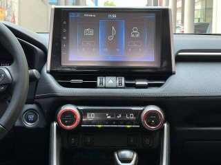 Центральный дисплей мультимедиа и блок управления климат-контролем Toyota RAV4 — вид крупным планом на экран и органы регулировки.