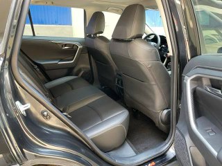 Задний ряд сидений Toyota RAV4 — пространство для пассажиров, состояние обивки и вид со стороны дверного проёма на задний салон.