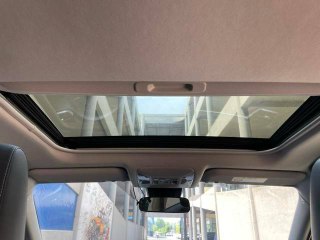 Панорамная крыша / люк Toyota RAV4 — вид из салона на стеклянный люк и потолочную часть, демонстрирующий опции автомобиля.