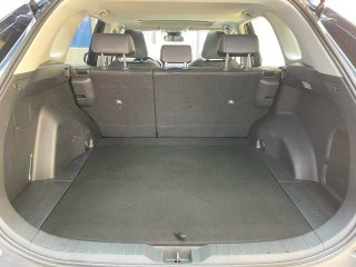 Багажник Toyota RAV4 2020 — пустое грузовое пространство с ровным полом, вид на объём и состояние обшивки багажного отсека.