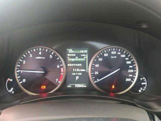 Приборная панель Lexus NX200 с цифровым экраном и одометром; на дисплее показана дистанция и расход, снимок демонстрирует показания пробега.