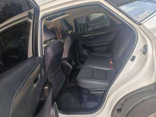 Задний ряд сидений Lexus NX200, фото показывает состояние задней обивки и пространство для пассажиров в данном экземпляре.