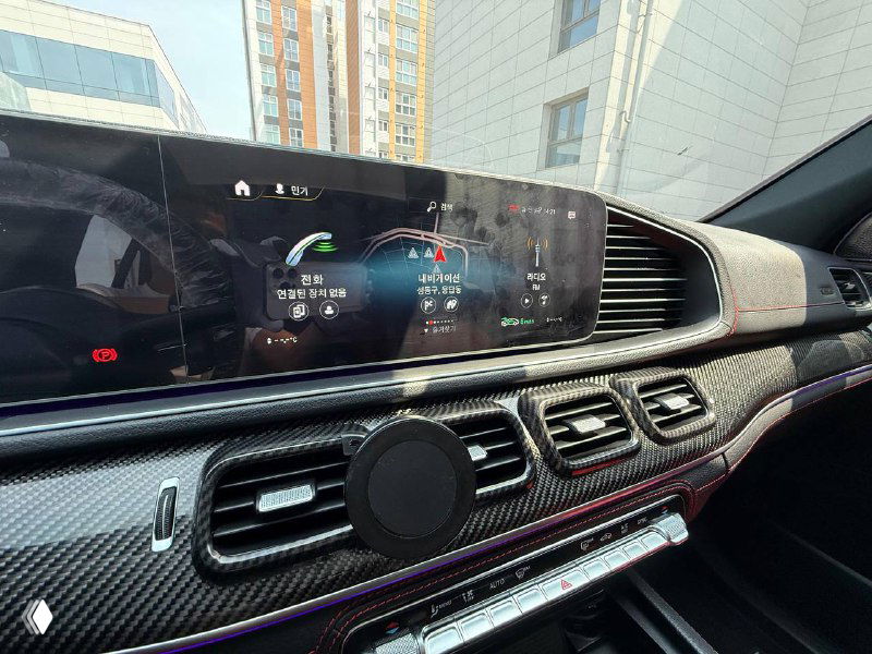 Крупный план цифровой приборной панели и центрального дисплея Mercedes GLE AMG53 2023, видны настройки и подсветка — фото информационно-развлекательной системы.