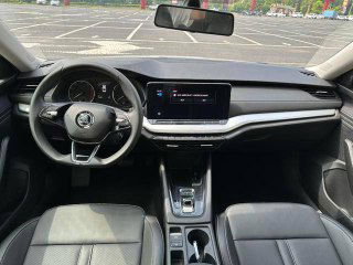 Салон Skoda Octavia: панель приборов и центральная консоль с мультимедиа-экраном; фото демонстрирует обшивку, руль и состояние интерьера для покупателя.