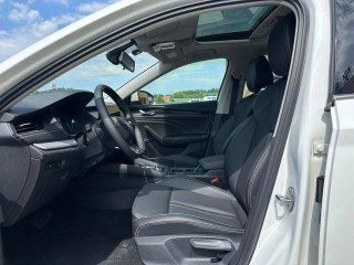 Переднее пассажирское кресло и дверной проем Skoda Octavia, видно посадочные места, отделку сидений и панорамный люк, демонстрирующие состояние интерьера.