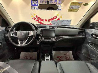 Передняя панель и рулевое колесо Honda Crider: вид из салона на мультимедийную панель и блок управления кондиционированием, чистое салонное пространство.