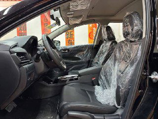 Передние сиденья Honda Crider, обёрнутые в защитную плёнку; показан внутренний простор, панорамный вид на приборную доску и дверные карты.