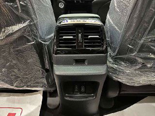 Задняя консоль с дефлекторами вентиляции и портами USB на Honda Crider; вид на центральный туннель и дополнительные элементы комфорта для пассажиров.