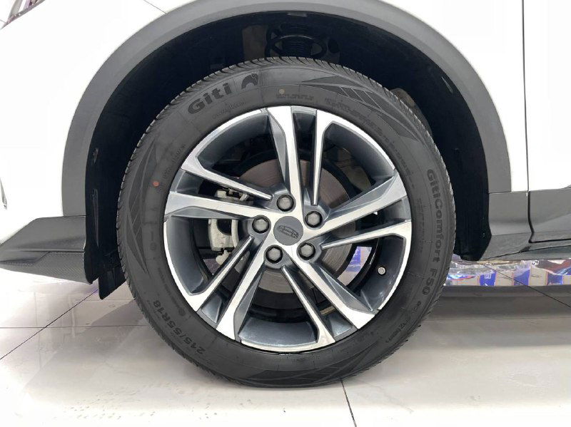 Колесо и легкосплавный диск Geely Coolray 2022 — крупный план шины GITI и диска, показывающий состояние протектора и дизайн колесного диска.