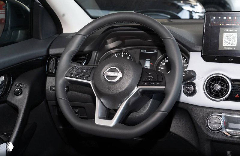 Крупный план руля и приборной панели Nissan Qashqai 2025, видны кнопки управления на руле, часть центральной консоли и воздуховоды.