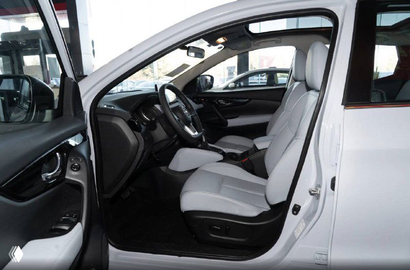 Передние сиденья Nissan Qashqai 2025 с открытой дверью, видна светлая обивка, регулировки сидений и пространство водительского места.