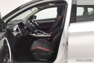 Открытая передняя дверь Geely Coolray, вид на водительское сиденье и дверную панель с отделкой; показаны материалы обивки и компоновка салона.