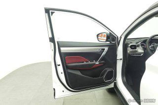 Дверная панель и пошаговый вид открытой двери Geely Coolray; видны динамик, ручка и декоративные вставки цвета салона на светлом фоне.