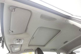 Панорамный люк и внутренняя отделка потолка Geely Coolray; видны солнцезащитный козырёк, плафон и общая светлая отделка крыши салона.