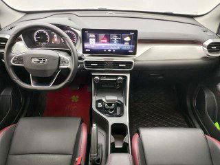 Салон GEELY COOLRAY: рулевая колонка, приборная панель и большой центральный экран мультимедиа, общий вид передней части салона.